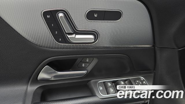 Mercedes-Benz GLB-Class 2021 — photo 26