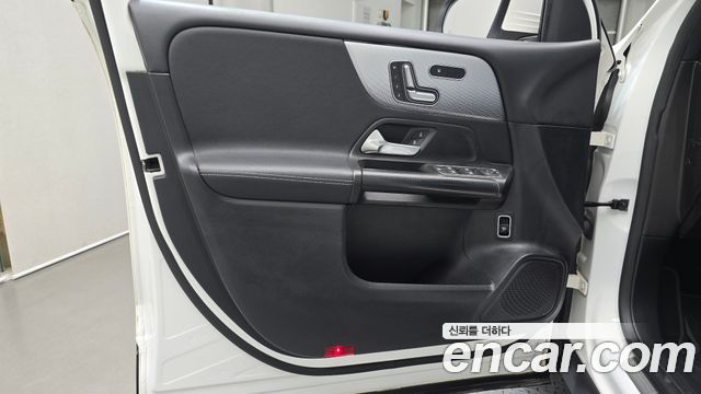 Mercedes-Benz GLB-Class 2021 — photo 14