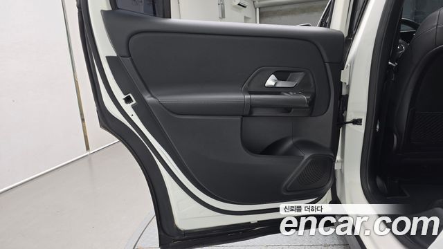 Mercedes-Benz GLB-Class 2021 — photo 15