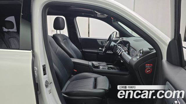 Mercedes-Benz GLB-Class 2021 — photo 16