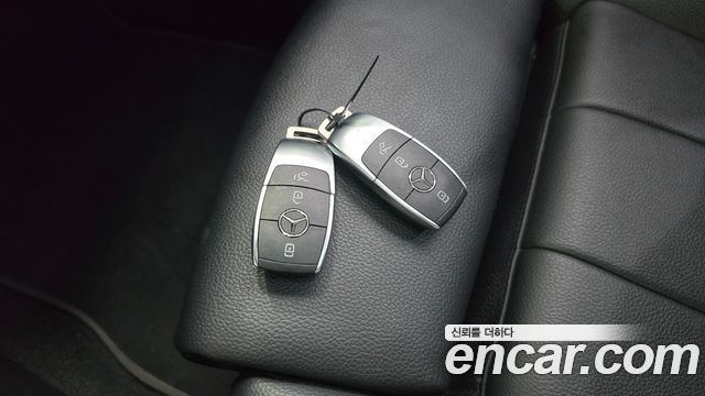 Mercedes-Benz GLB-Class 2021 — photo 28