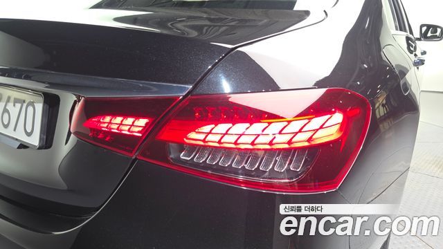 Mercedes-Benz E-Class 2021 — photo 9