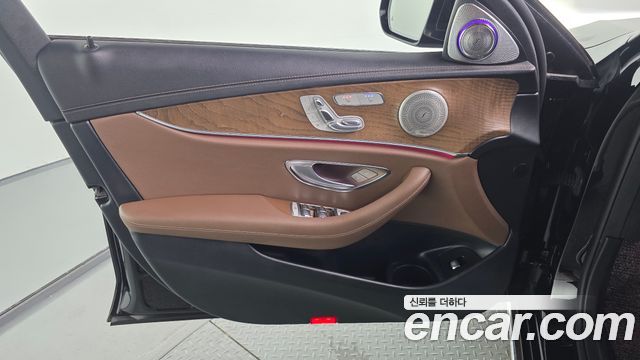 Mercedes-Benz E-Class 2021 — photo 14