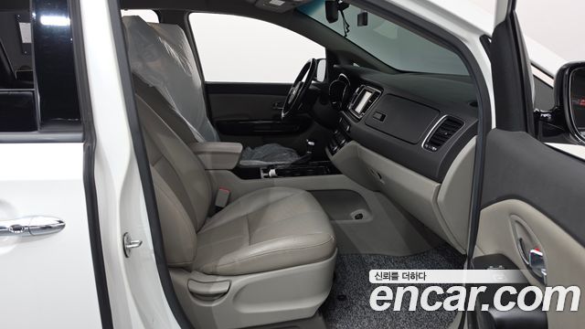 Kia Canival 2017 — photo 11