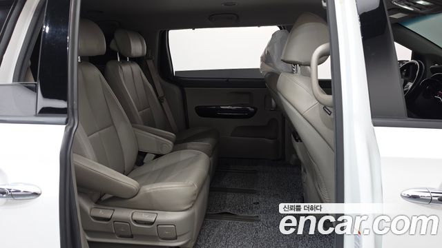 Kia Canival 2017 — photo 12