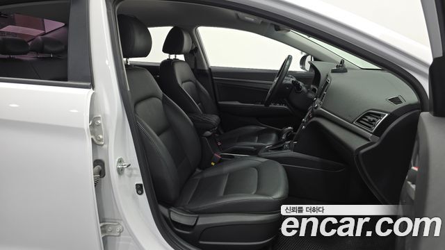 Hyundai AVANTE 2017 — photo 11