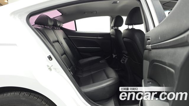 Hyundai AVANTE 2017 — photo 12