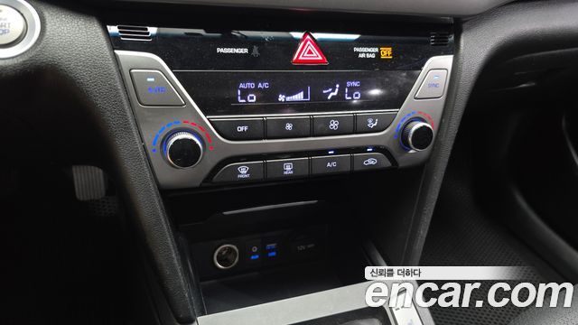 Hyundai AVANTE 2017 — photo 16