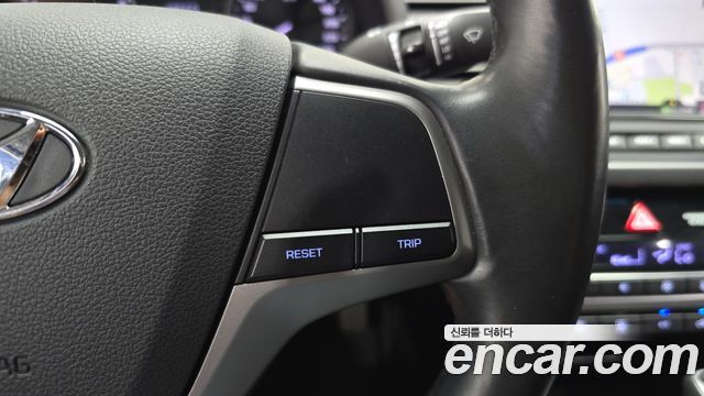 Hyundai AVANTE 2017 — photo 19