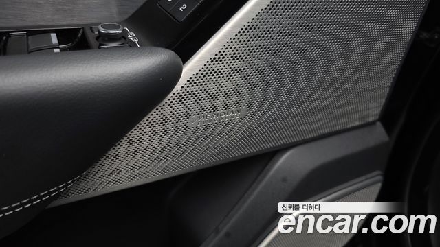 Land Rover Range Rover Velar 2019 — photo 32