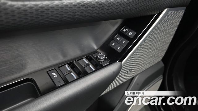 Land Rover Range Rover Velar 2019 — photo 35
