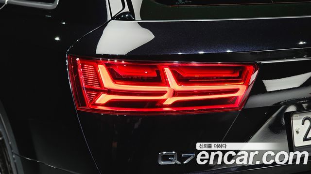 Audi Q7 2019 — photo 9