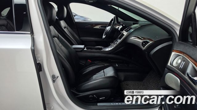 Lincoln MKZ 2017 — photo 11
