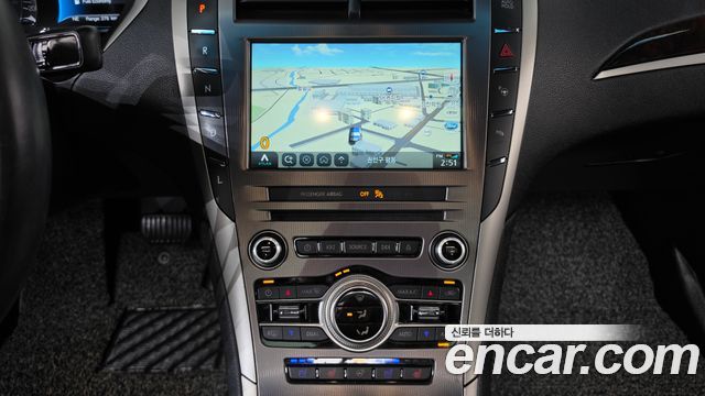 Lincoln MKZ 2017 — photo 14