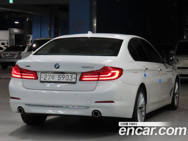 BMW 5-Series 2018 — photo 2
