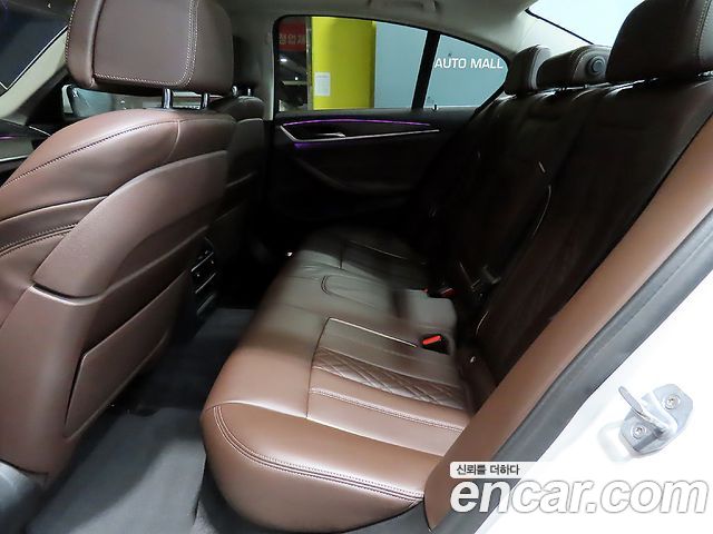 BMW 5-Series 2018 — photo 11