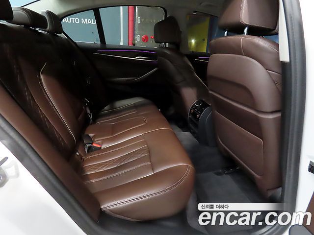 BMW 5-Series 2018 — photo 13