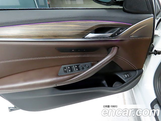 BMW 5-Series 2018 — photo 17