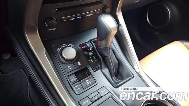 Lexus NX 2017 — photo 12