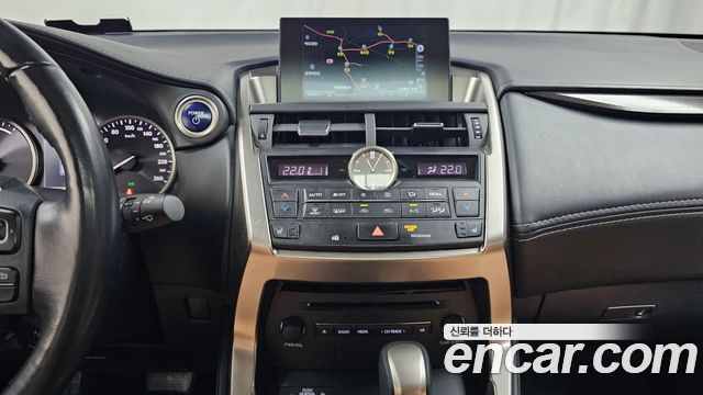 Lexus NX 2017 — photo 18