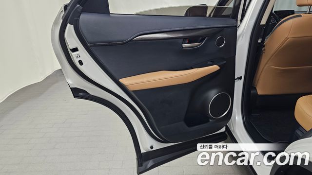 Lexus NX 2017 — photo 15