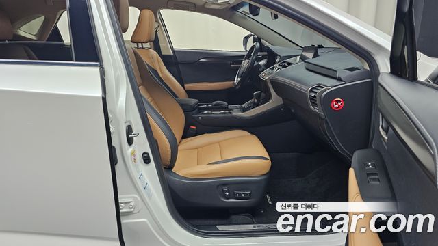 Lexus NX 2017 — photo 16