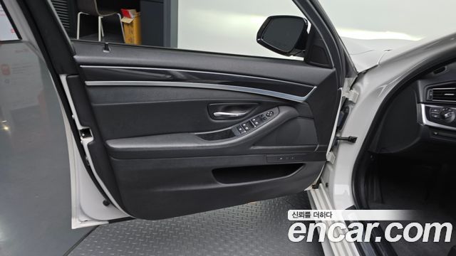 BMW 5-Series 2016 — photo 14