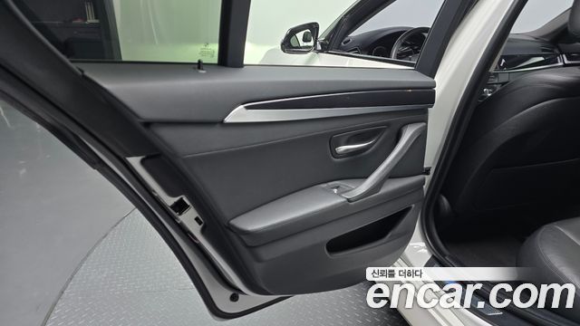 BMW 5-Series 2016 — photo 15
