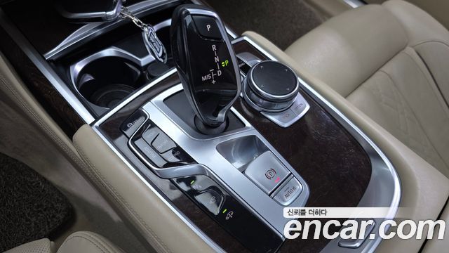 BMW 7-Series 2016 — photo 9