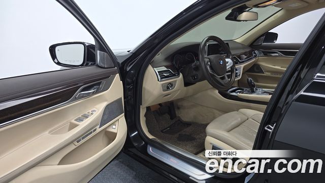 BMW 7-Series 2016 — photo 10