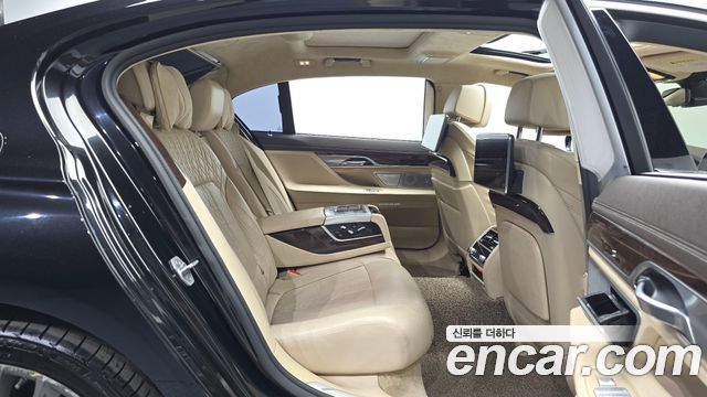 BMW 7-Series 2016 — photo 12