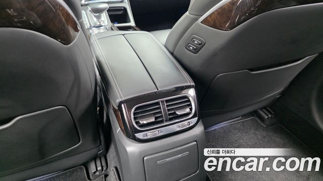 Genesis G90 2019 — photo 32