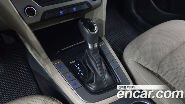 Hyundai AVANTE 2016 — photo 12