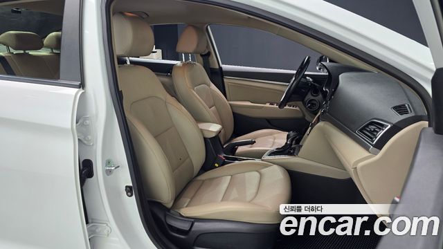 Hyundai AVANTE 2016 — photo 13