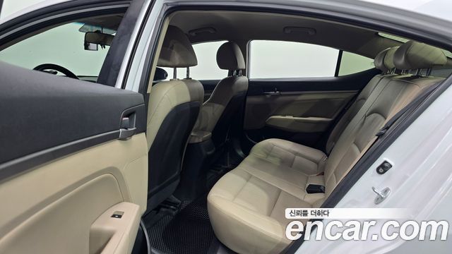 Hyundai AVANTE 2016 — photo 18