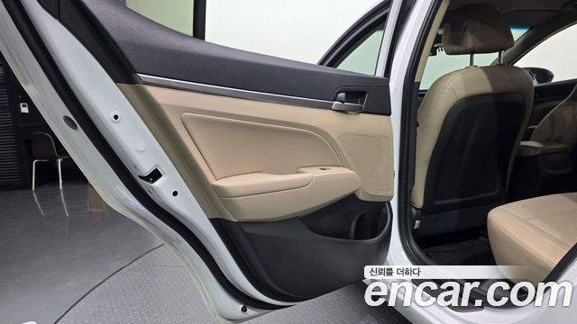 Hyundai AVANTE 2016 — photo 15