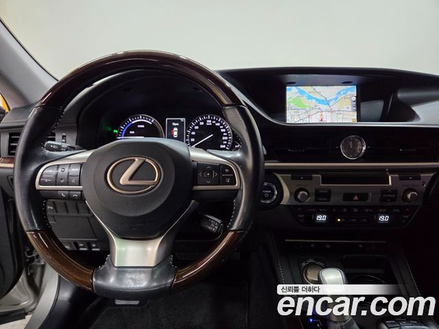 Lexus ES 2016 — photo 16