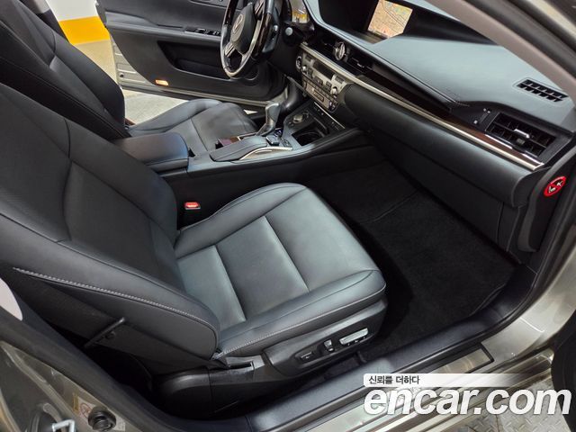 Lexus ES 2016 — photo 18