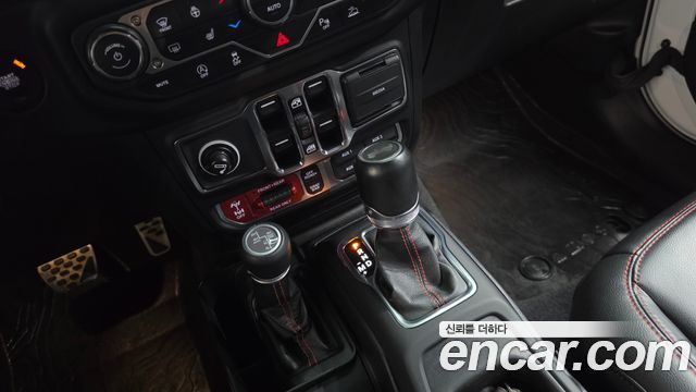 Jeep Wrangler 2021 — photo 12