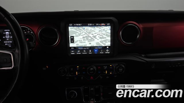 Jeep Wrangler 2021 — photo 18