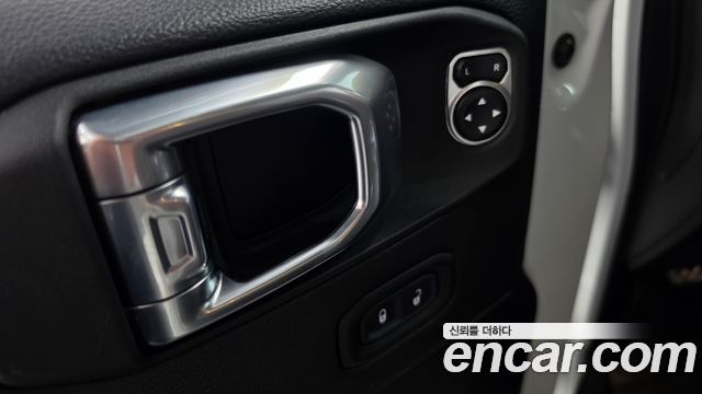 Jeep Wrangler 2021 — photo 24