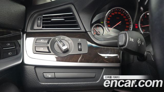 BMW 5-Series 2012 — photo 22