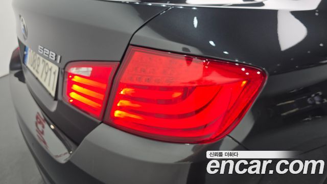 BMW 5-Series 2012 — photo 9