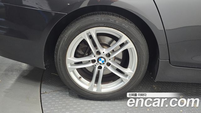 BMW 5-Series 2012 — photo 29