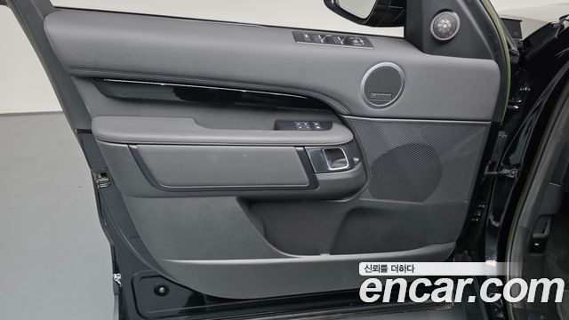Land Rover Discovery 2023 — photo 14
