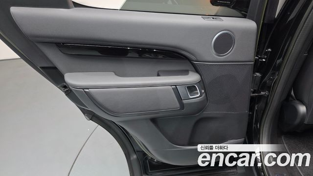 Land Rover Discovery 2023 — photo 15