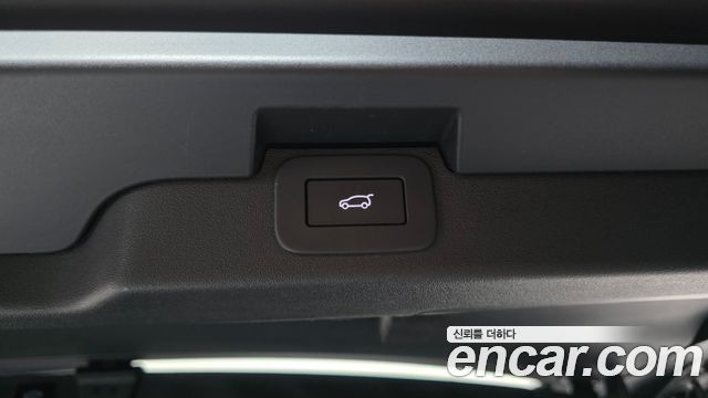 Land Rover Discovery 2023 — photo 32