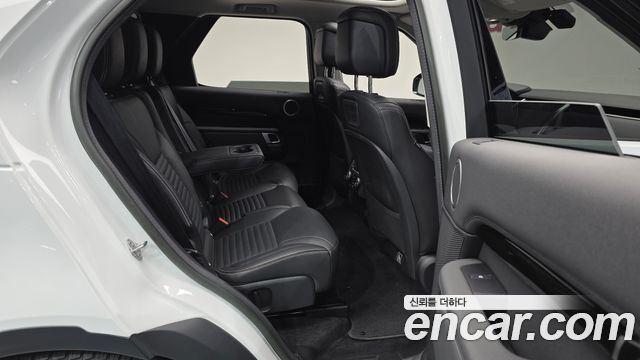 Land Rover Discovery 2023 — photo 18