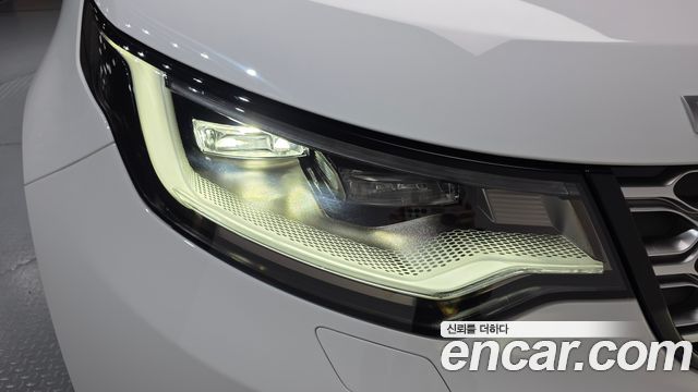 Land Rover Discovery 2023 — photo 8