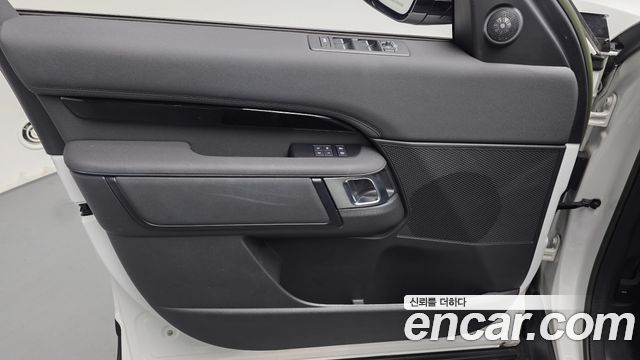Land Rover Discovery 2023 — photo 14